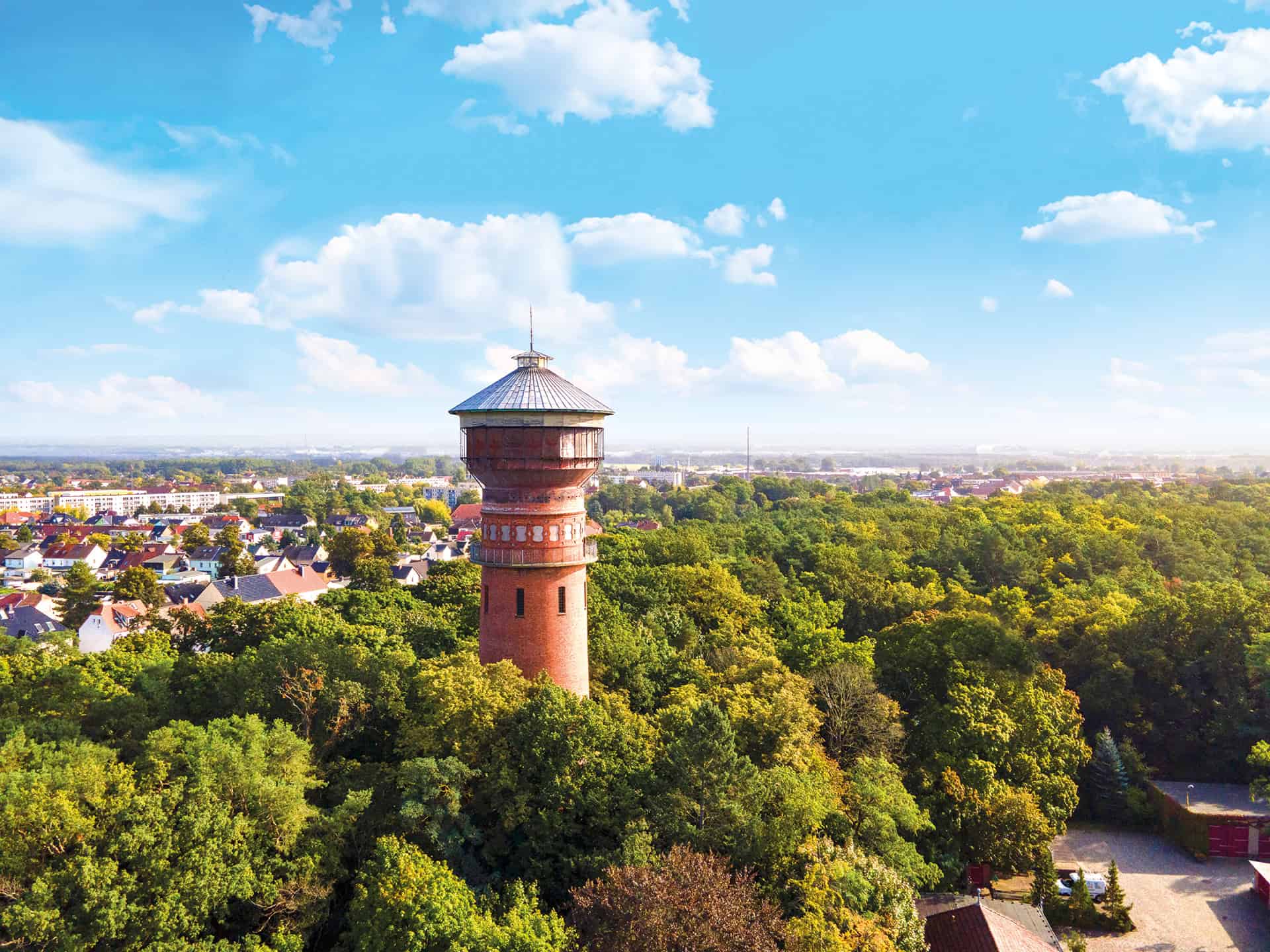 Wasserturm ragt aus Wald