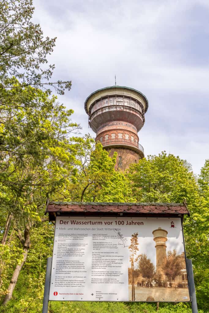 Infotafel die vor dem Wasserturm aufgestellt ist