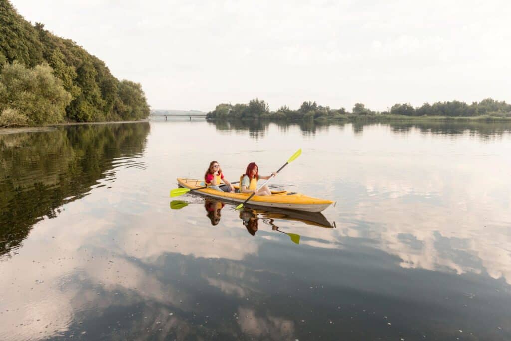Kajakfahrerinnen auf dem See