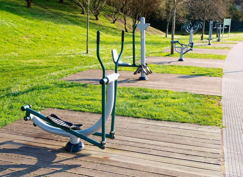 Fitnessgeräte entlang eines Weges im Park